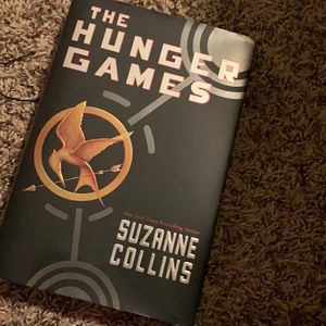 🐝 FREE IF BUNDLED Hunger Games book